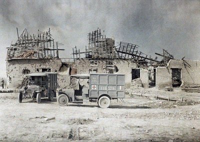 Due ambulanze davanti a un edificio devastato dal fuoco dell